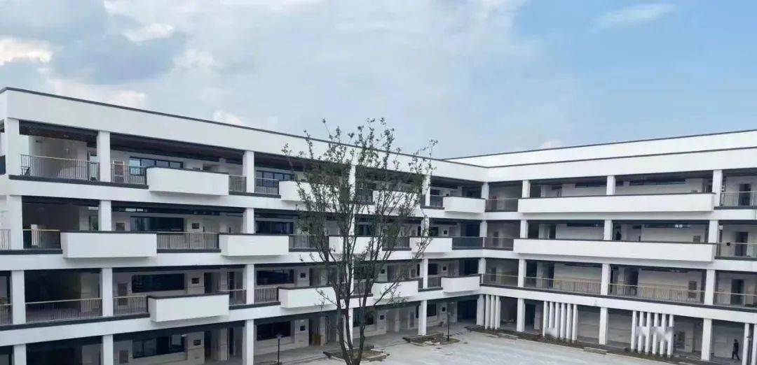 江苏宜兴无锡工艺职业技术学院发生持刀伤人案，震惊校园及社会