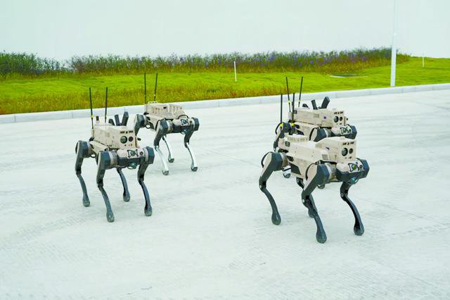 在珠海航展走进未来无人化战场，天上蜂群、地上狼群的崭新篇章