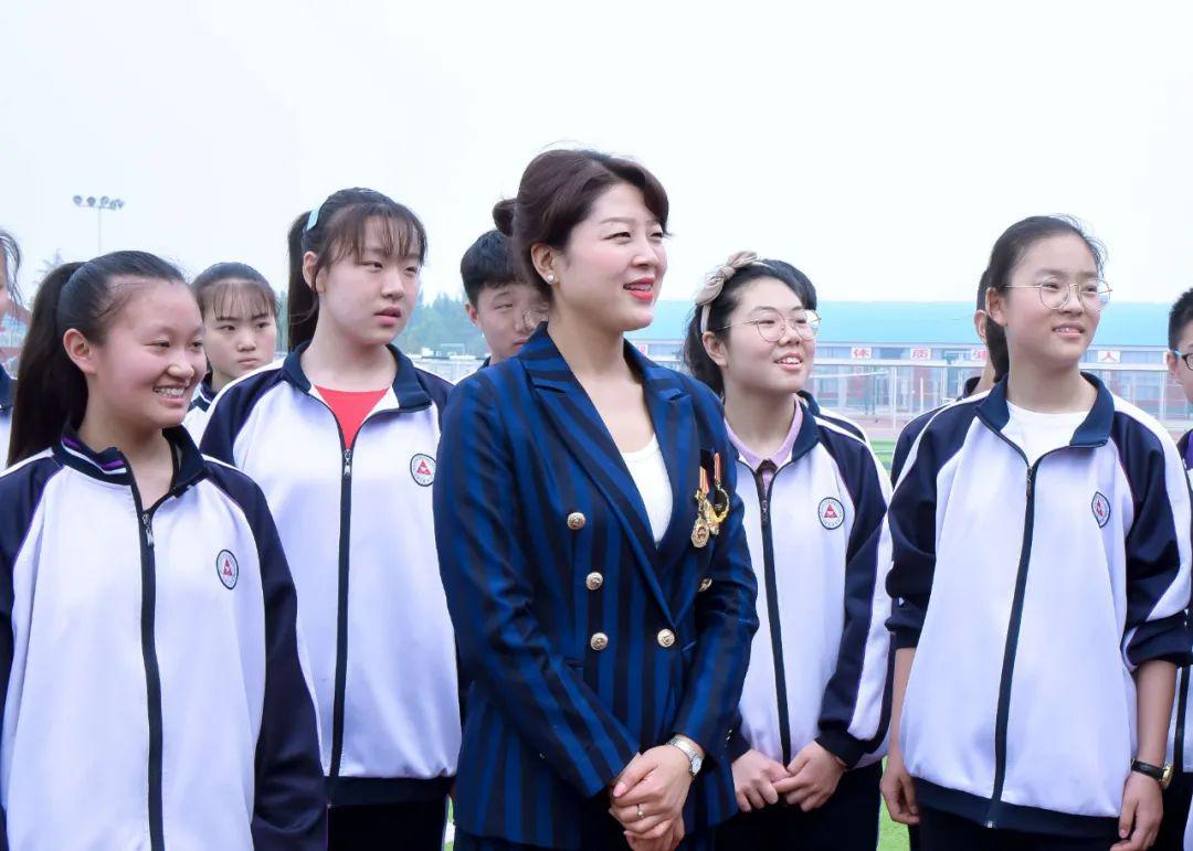 质问学校没钱修宿舍的学生未被处分，一场关于公平与责任的对话