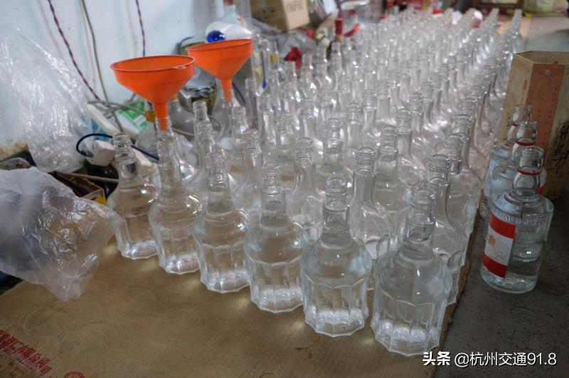 仿真茅台背后的秘密，商家公然叫卖，承诺开发票的背后真相究竟如何？