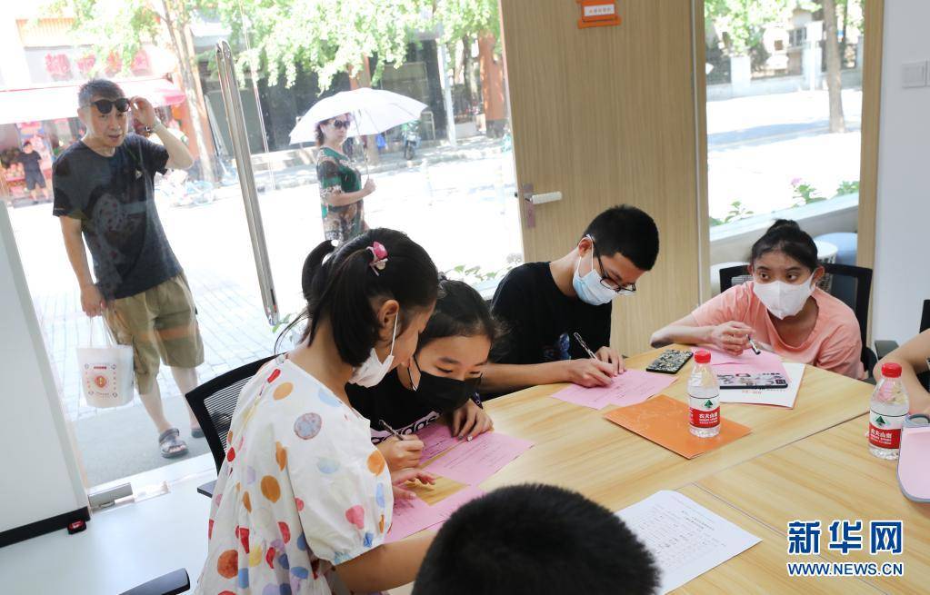 黄浦区五里桥街道，大手牵小手，共筑社区未来 —— 吾童议事，邻里和谐共治