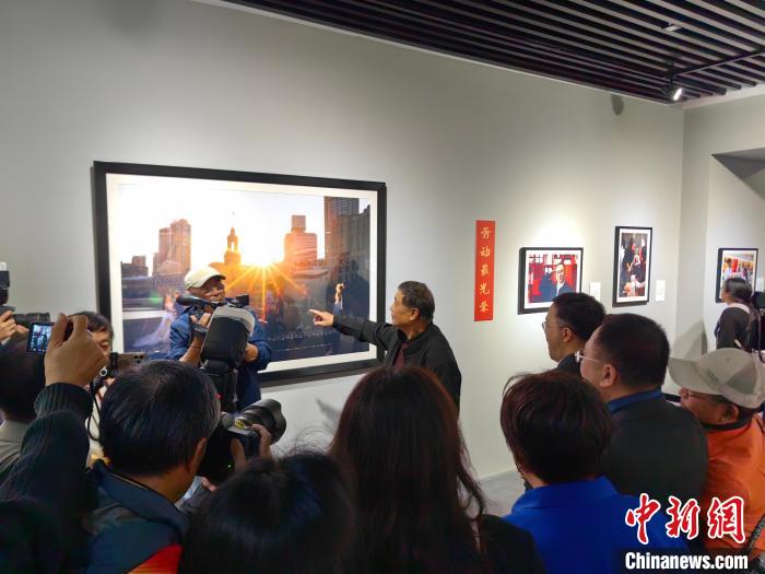 旅美摄影家龚建华摄影作品展开幕，光影定格上海发展