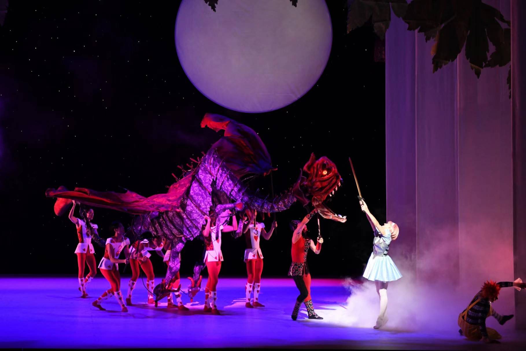 香港芭蕾舞团北京上演原创舞剧爱丽丝梦游仙境，梦幻与现实交织的芭蕾盛宴