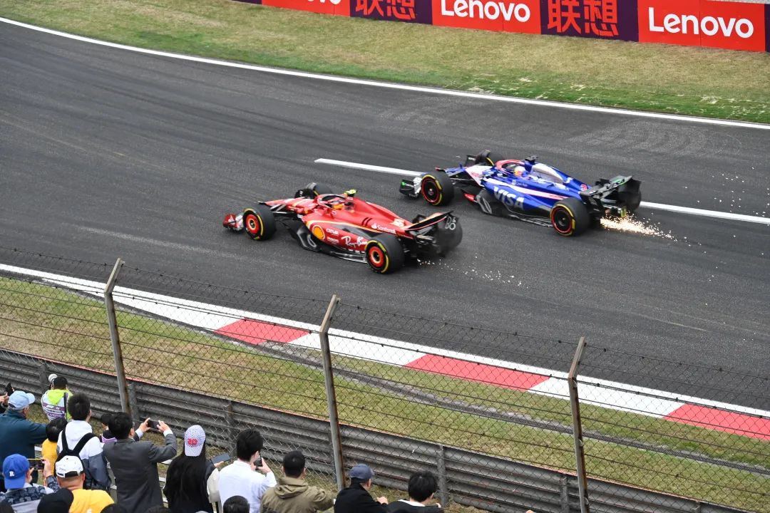 F1阿布扎比大奖赛，迈凯伦车队夺冠，汉密尔顿稳坐第四，周冠宇展现潜力获第十三位