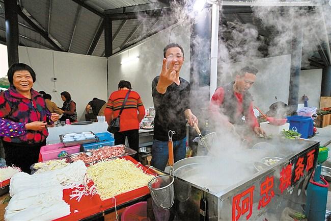 广西乡镇打边炉现象爆火，烟火气助力早市经济迅速升温