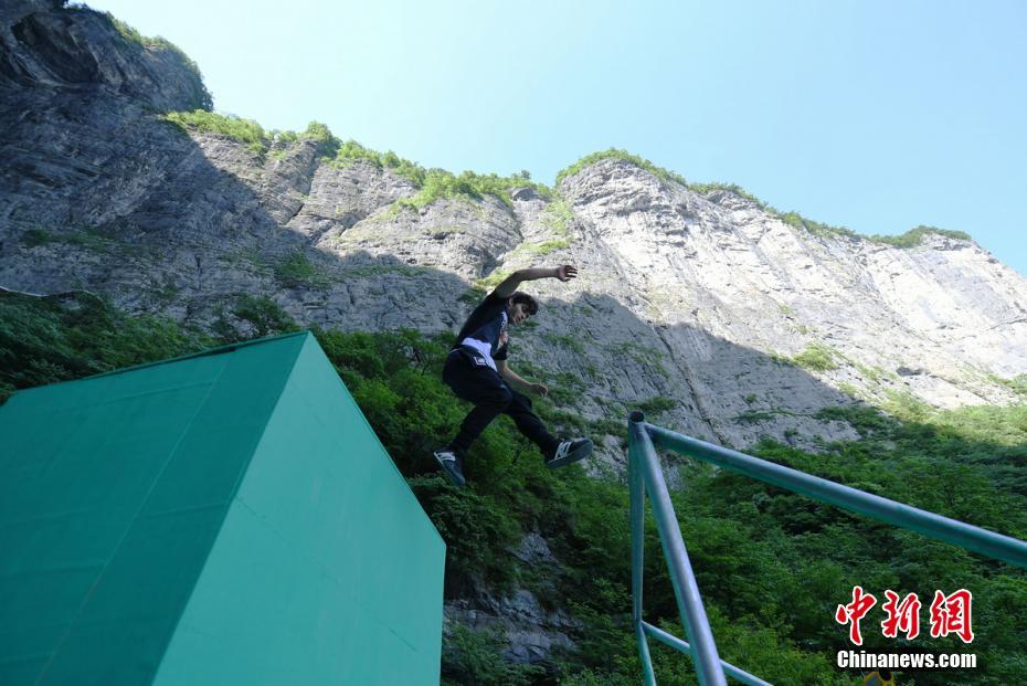 山东男子挑战极限，双手倒立攀登张家界天门山999阶天梯