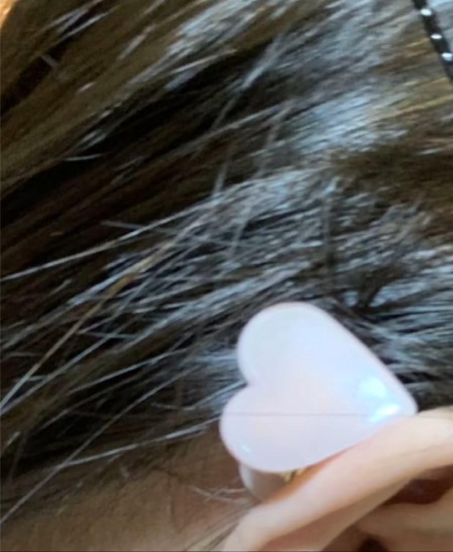 赵丽颖携子共赏烟花秀，温馨瞬间引热议——儿子阳光帅气神似冯绍峰，招风耳意外抢镜