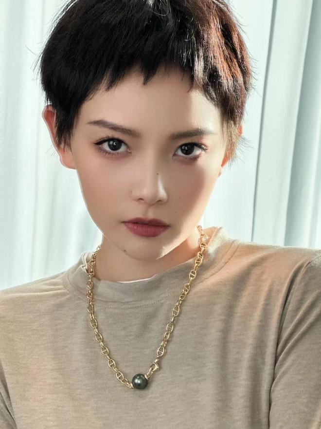 女生鲶鱼须发型风靡后，男生们引领潮流，新潮流微分碎盖发型备受瞩目，家长却难以欣赏