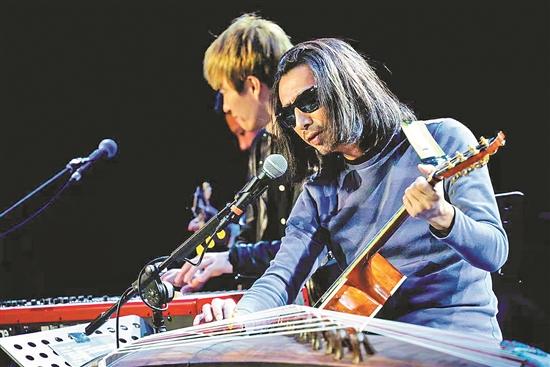 知名男歌手演出遭遇尴尬，现场观众大喊退票！背后的故事引人深思