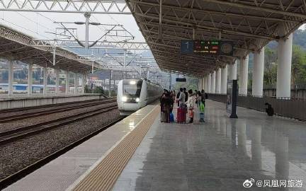 铁路部门报告，杭深线苍南至福鼎区间设备故障已排除，列车陆续恢复运行