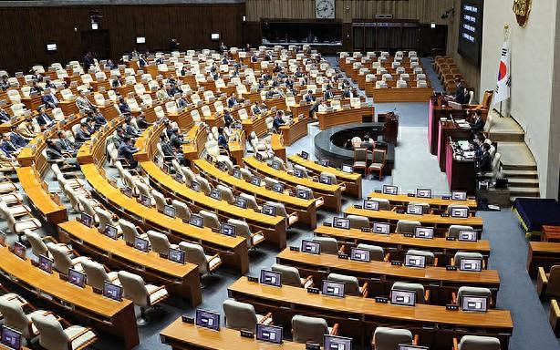 韩国最大在野党共同民主党推动国会处理内乱特检法与金建希特检法，一场政治风暴即将来临？