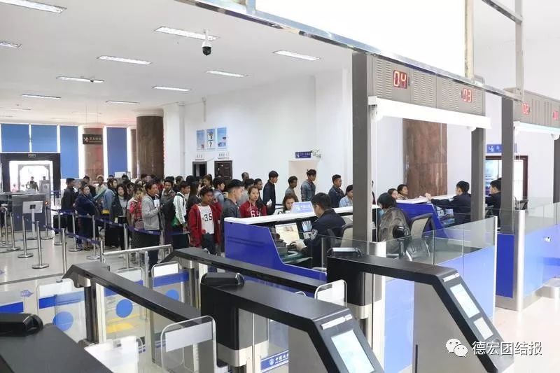 今年以来瑞丽边检站中缅边境验放出入境旅客突破500万人次大关——边境线上的繁忙交响曲