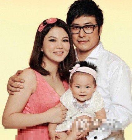 李湘晒出王岳伦王诗龄温馨相聚瞬间，父女俩笑容满面，越来越相似的模样引发热议
