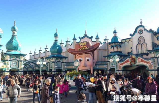 主题乐园高龄游客增加，上海迪士尼老年游客量上涨75%的现象深度剖析