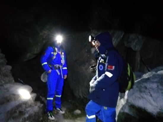 男子独自爬山被困悬崖，17名蓝天救援队员连夜展开生死营救
