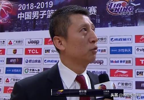 倒霉！强投进攻犯规后扭伤脚踝，伤员大队又多一人！——篮球赛场上的意外与坚持