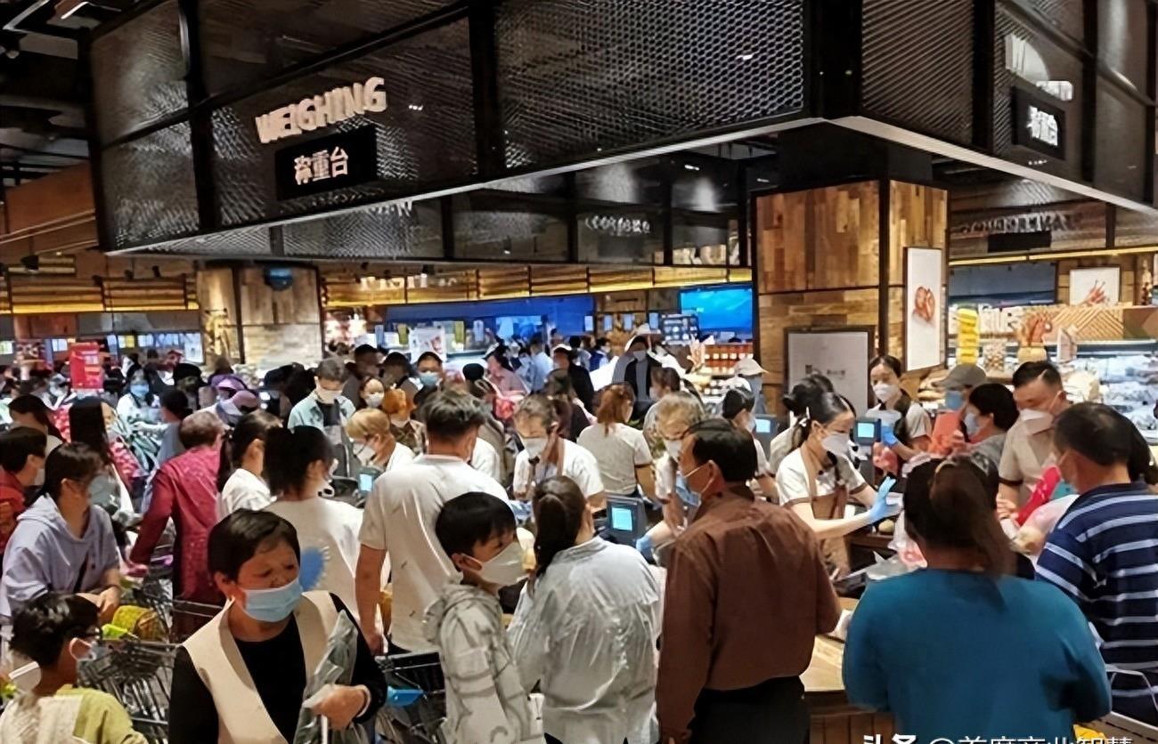 胖东来限购后首个周末，门店热闹非凡，高峰期排队超三小时