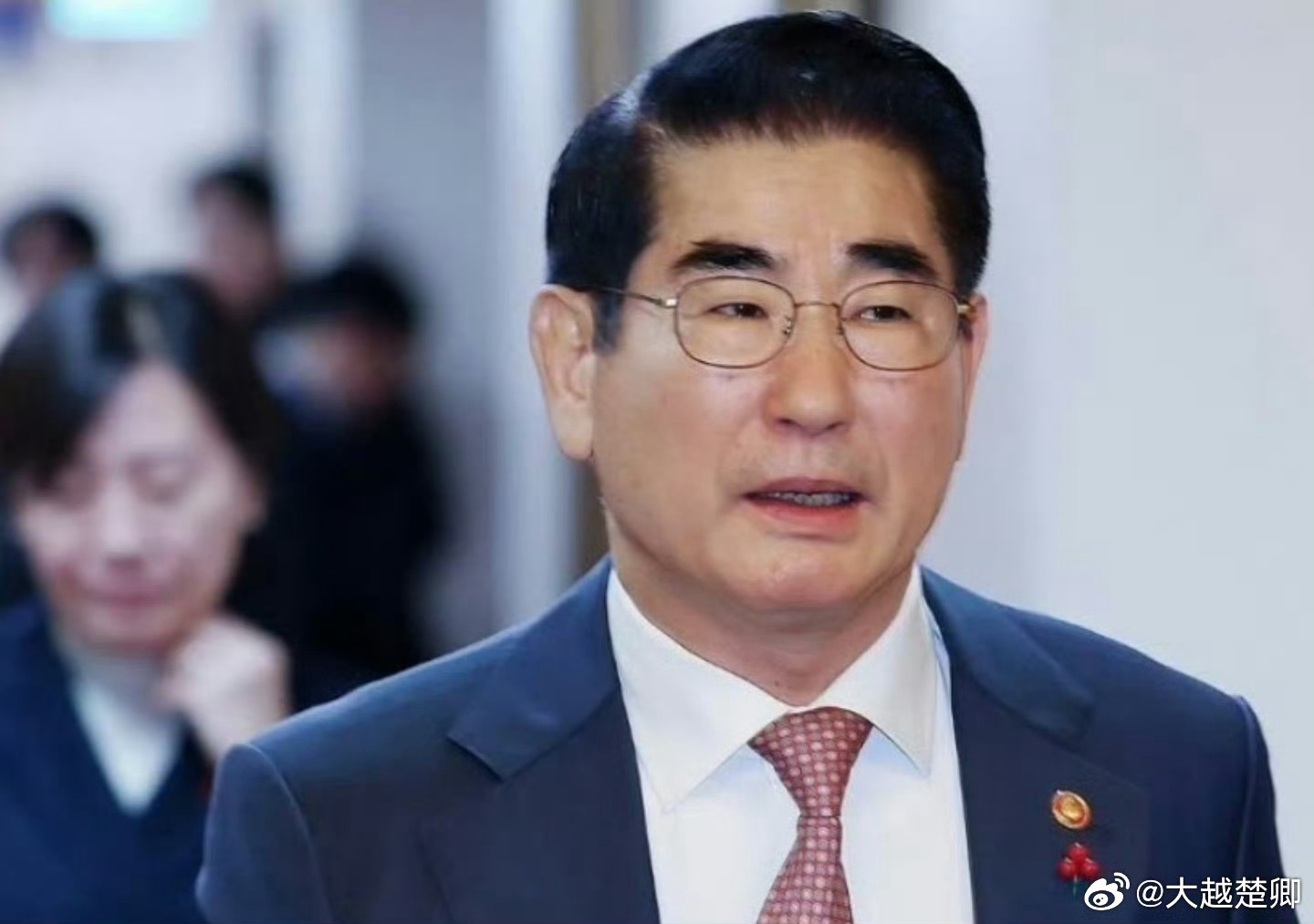 市场焦点，韩国前国防部长官金龙显被检察机关特别调查组传唤，背后真相究竟如何？