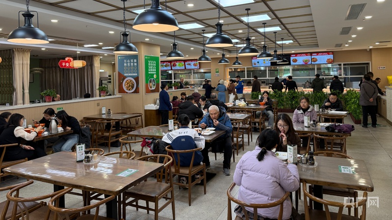 人民城市·温情中国山西太原社区食堂，小餐桌服务大民生