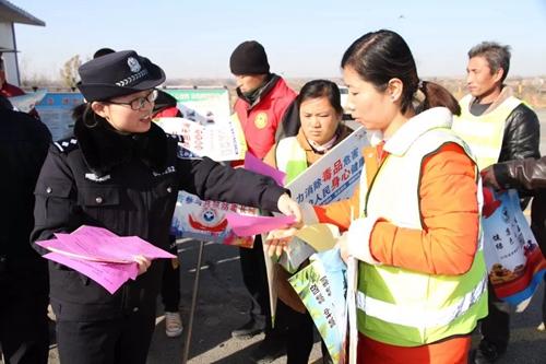甘肃平凉崆峒区，警校联合开展防暴恐演练