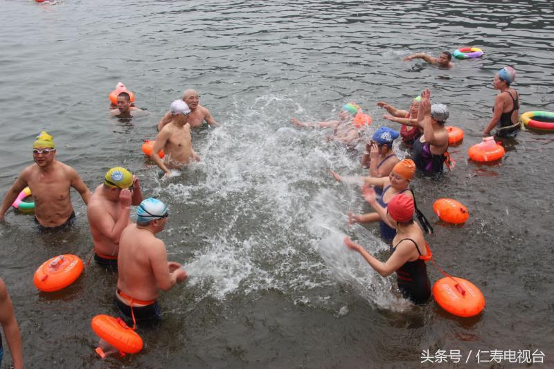 湖北宜昌盛大举办冬泳挑战赛，千名勇士抢渡长江展现无畏精神