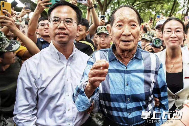 南京高校67岁院士以球授课，谈科研、兴农与学术交流