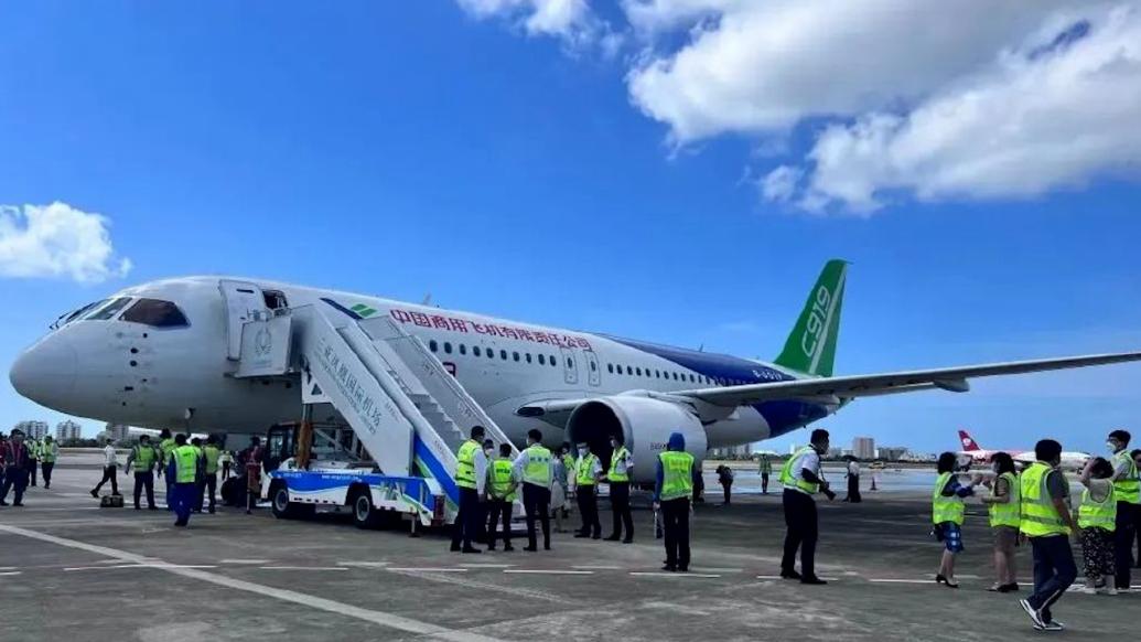 国产大飞机C919首次搭载旅客飞抵海南，震撼启航