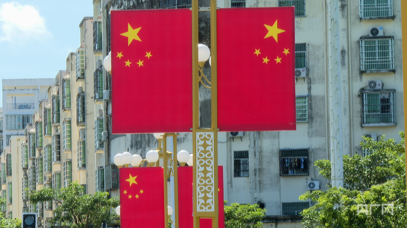 澳门街头五星红旗飘扬，庆祝祖国25周年盛典