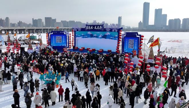 第五届哈尔滨采冰节启幕，助力亚冬会冰雪景观建设
